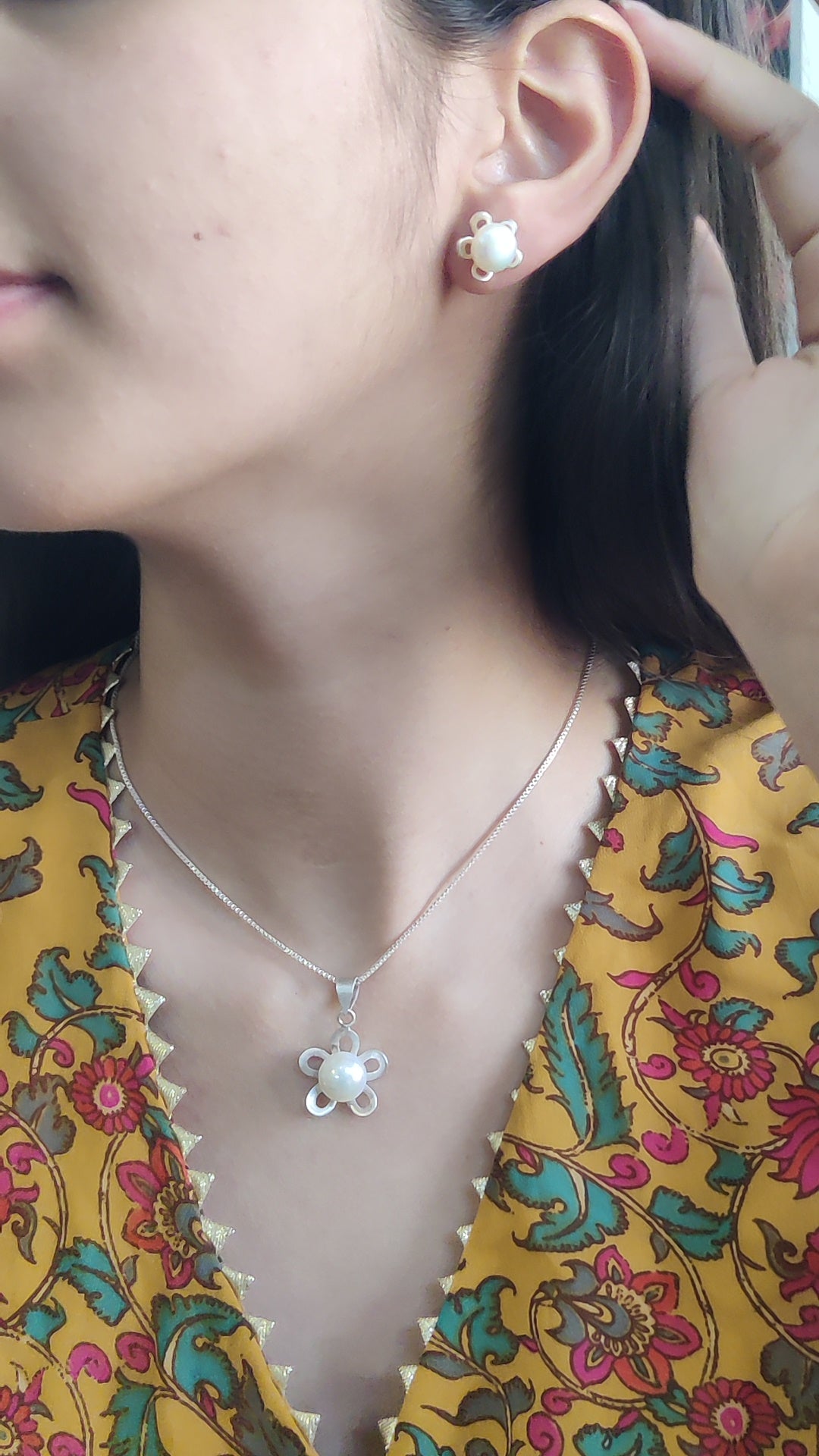 Mate Silver Floral Pearl Designer Pendant Set
