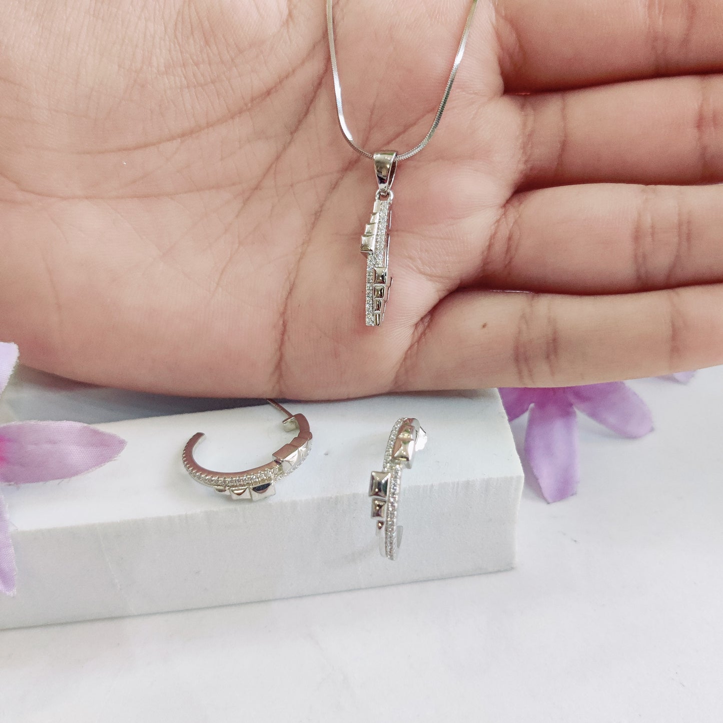 Chic & Stylish Modern Pendant Set with Half Baali