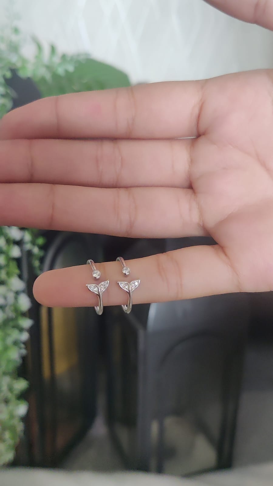 Fish Tale Toe Ring with CZ Stone – Front Open Pure Silver
